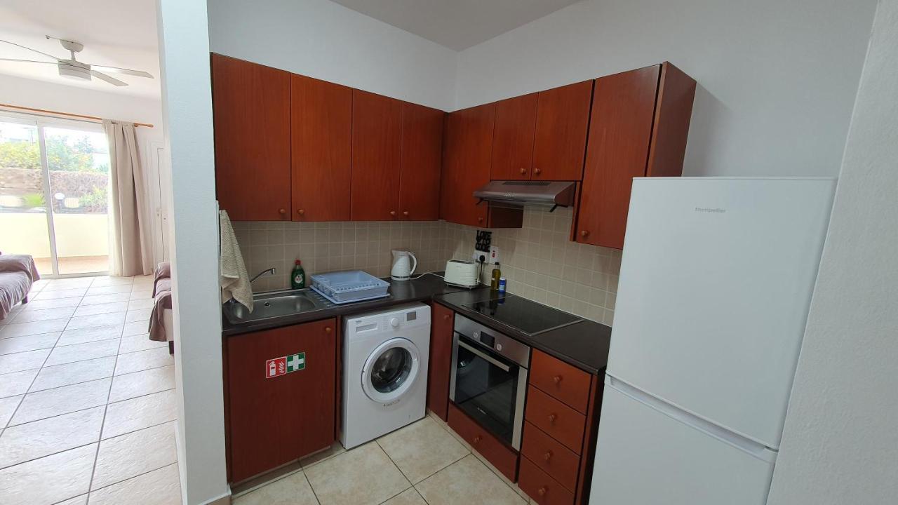 Peaceful Apartment With Double Bed - Oak Breeze Paphos Exteriör bild